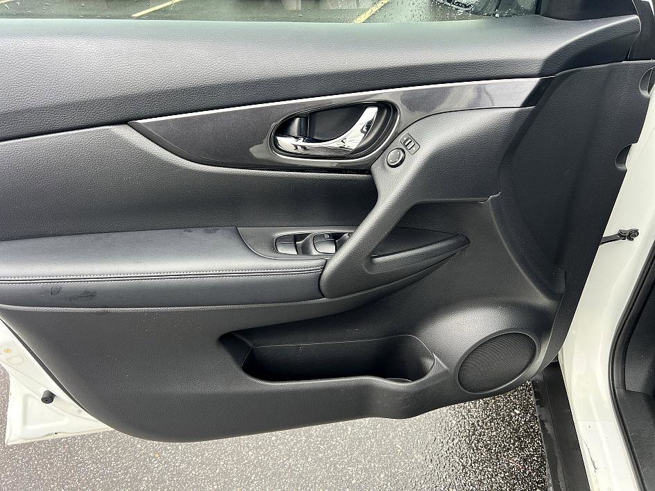 Used 2017 Nissan Rogue SV image 19