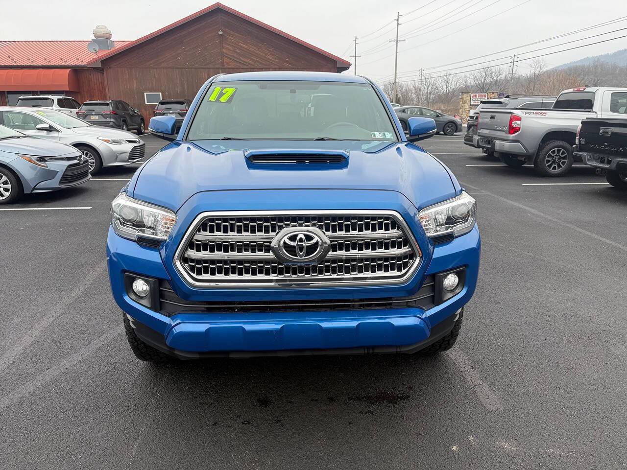 Used 2017 Toyota Tacoma TRD Sport w/ Tow Package (A/T) image 3