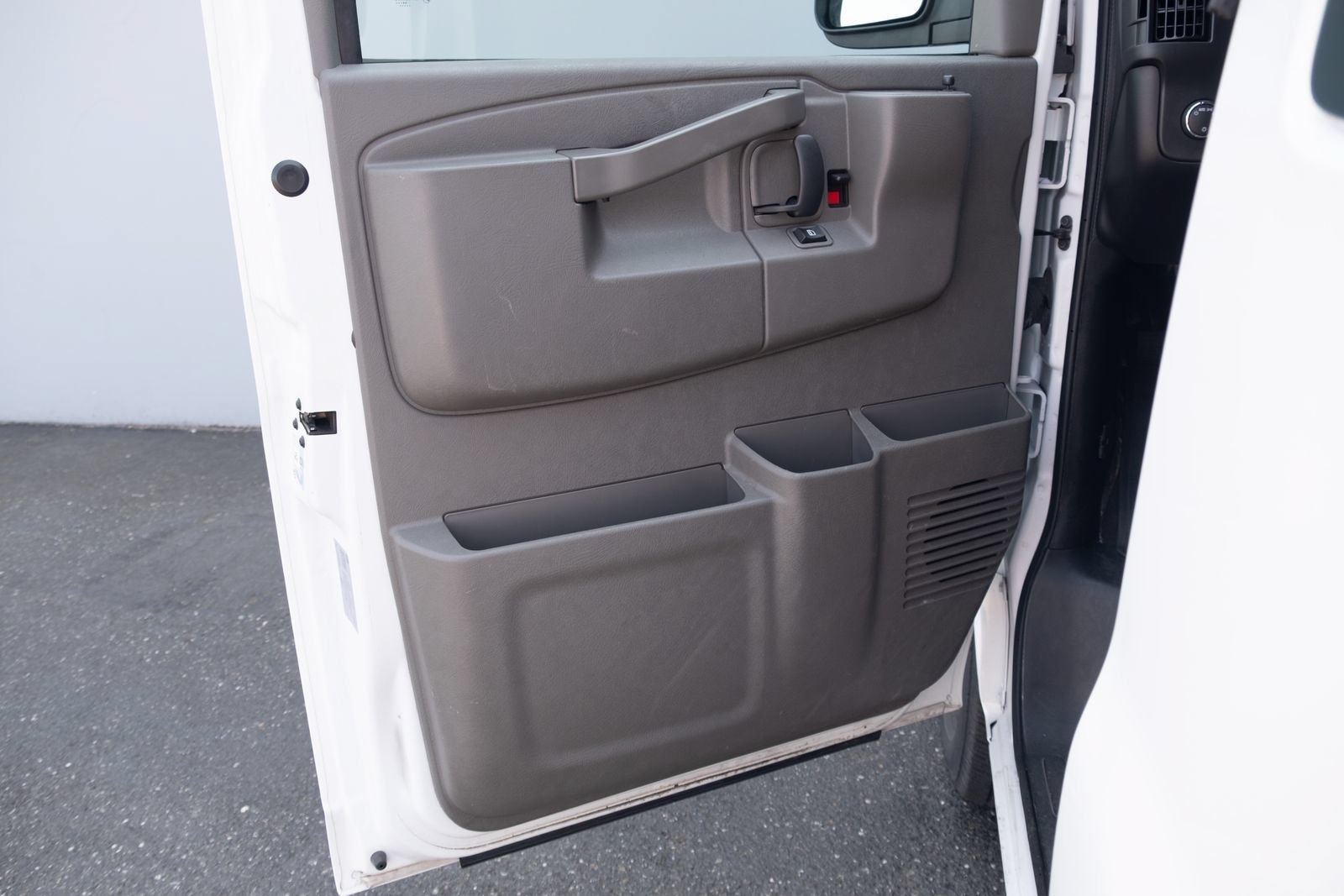 Used 2025 Chevrolet Express 3500 LT w/ LT Preferred Equipment Group RWD image 8