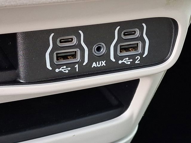 Used 2024 Chrysler Pacifica Touring-L image 21