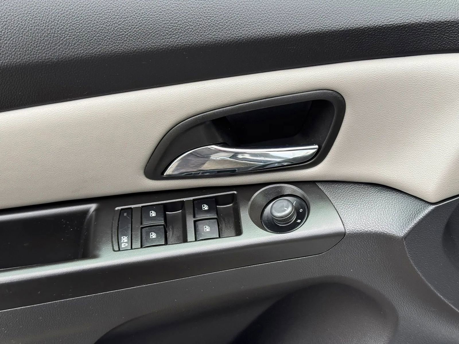 Used 2013 Chevrolet Cruze LS FWD image 14