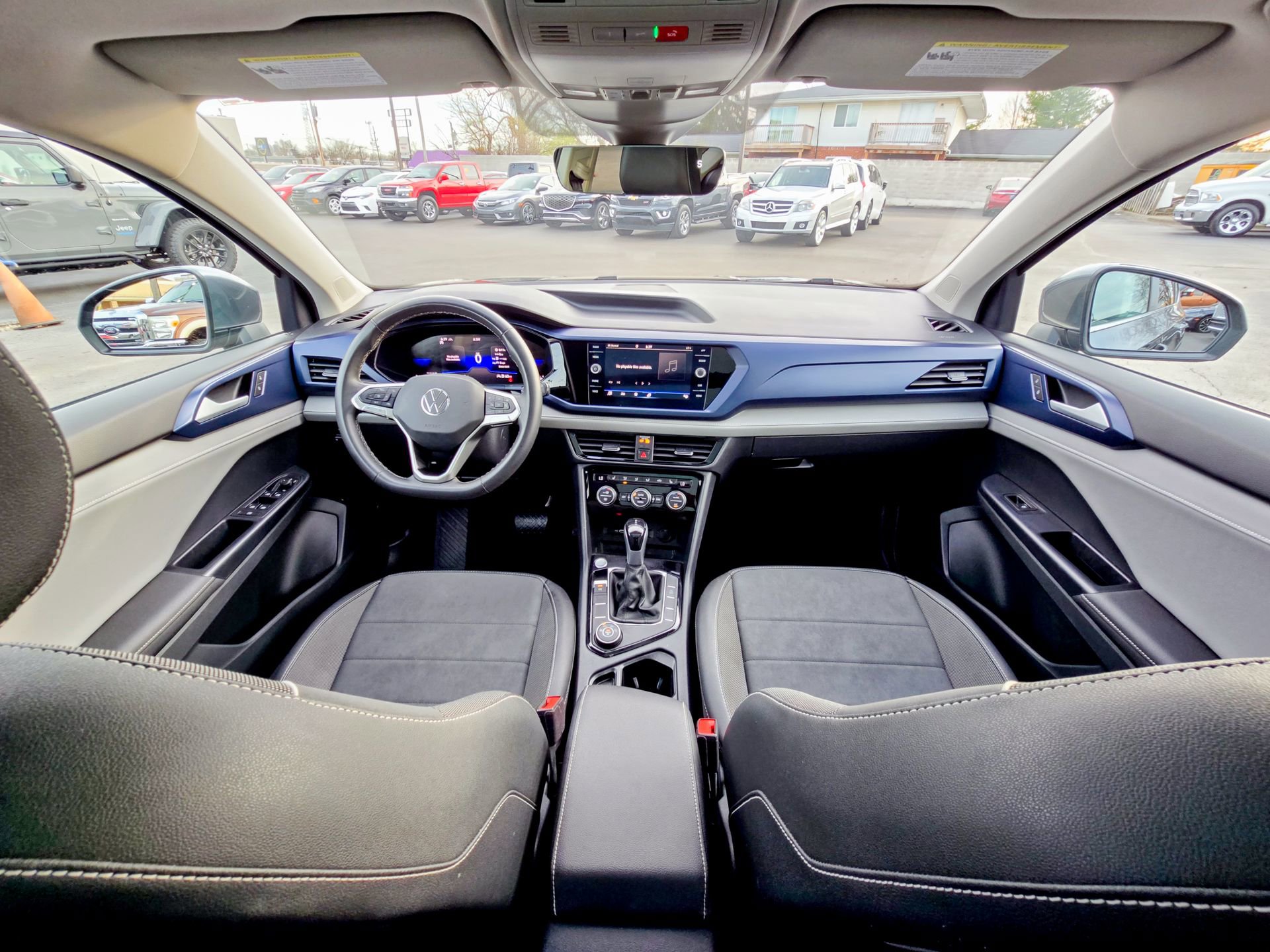 Used 2024 Volkswagen Taos SE w/ Panoramic Sunroof Package image 2