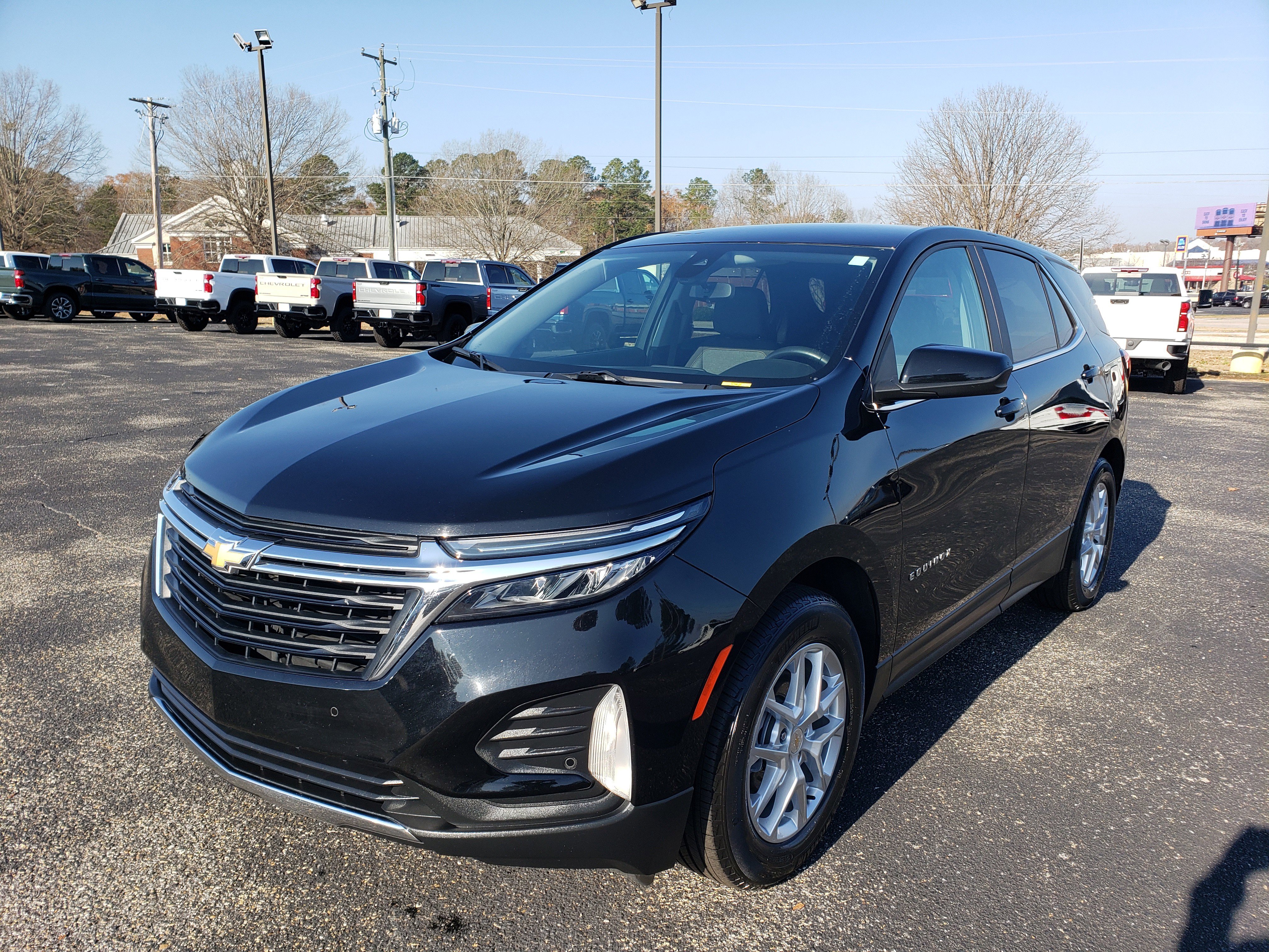 Used 2022 Chevrolet Equinox LT w/ Driver Convenience Package image 2
