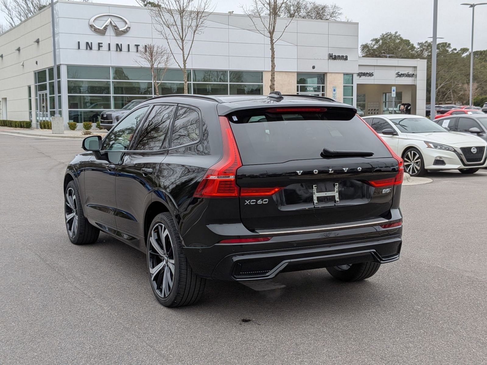 Used 2023 Volvo XC60 B5 Ultimate w/ Climate Package image 5