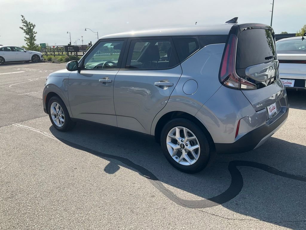 Used 2025 Kia Soul LX FWD image 5