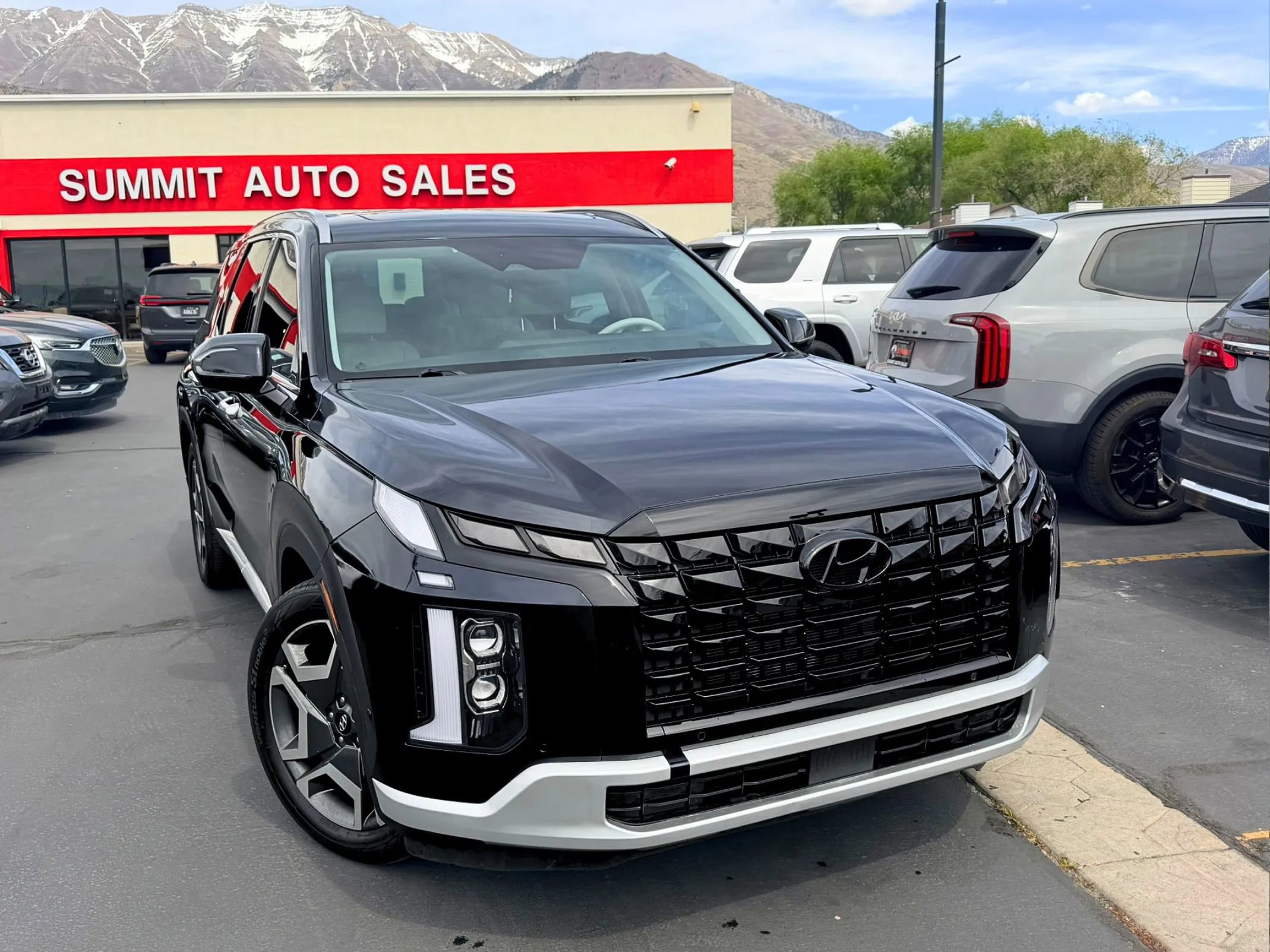 Used 2023 Hyundai Palisade Limited w/ Winter Package image 2