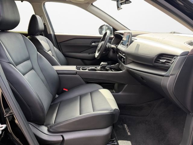 Used 2023 Nissan Rogue SV w/ SV Premium B Package image 15