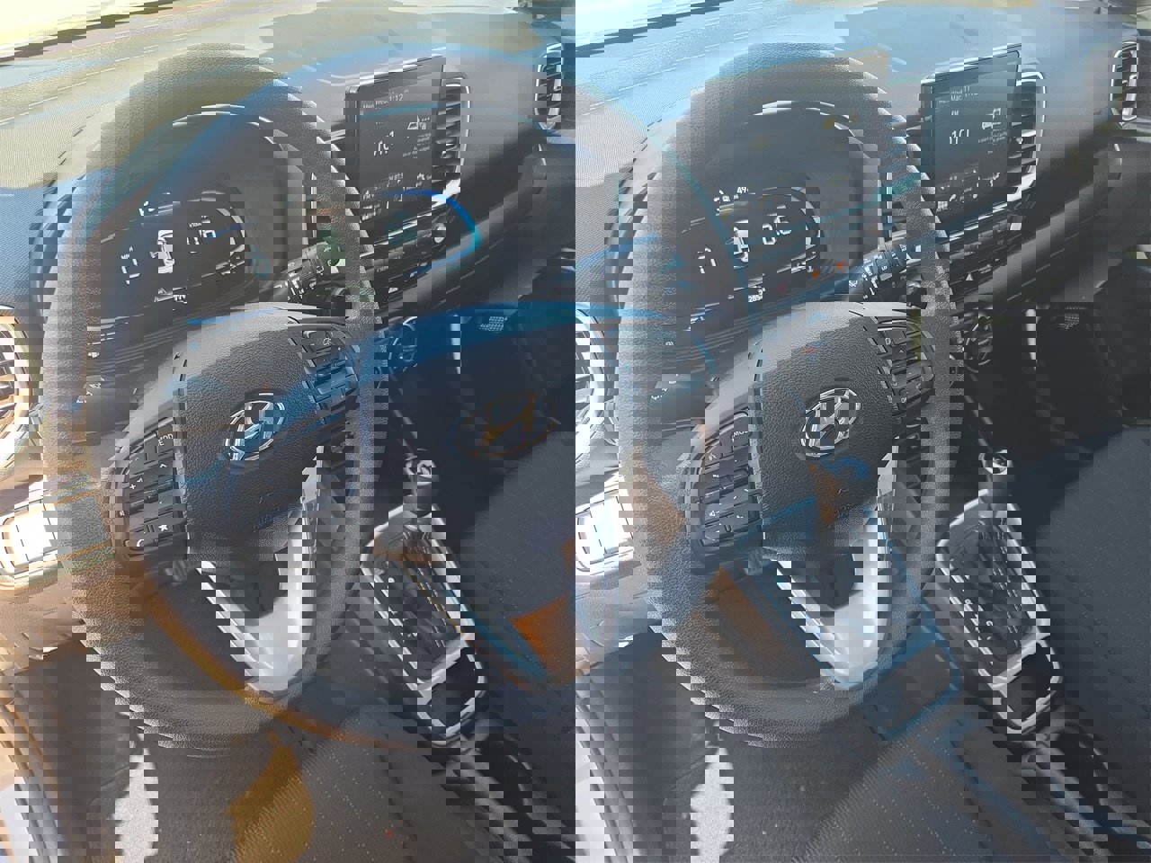 Used 2025 Hyundai Venue SE image 15