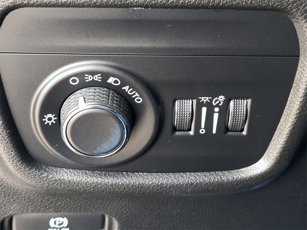 Used 2023 Jeep Grand Cherokee L Laredo image 25