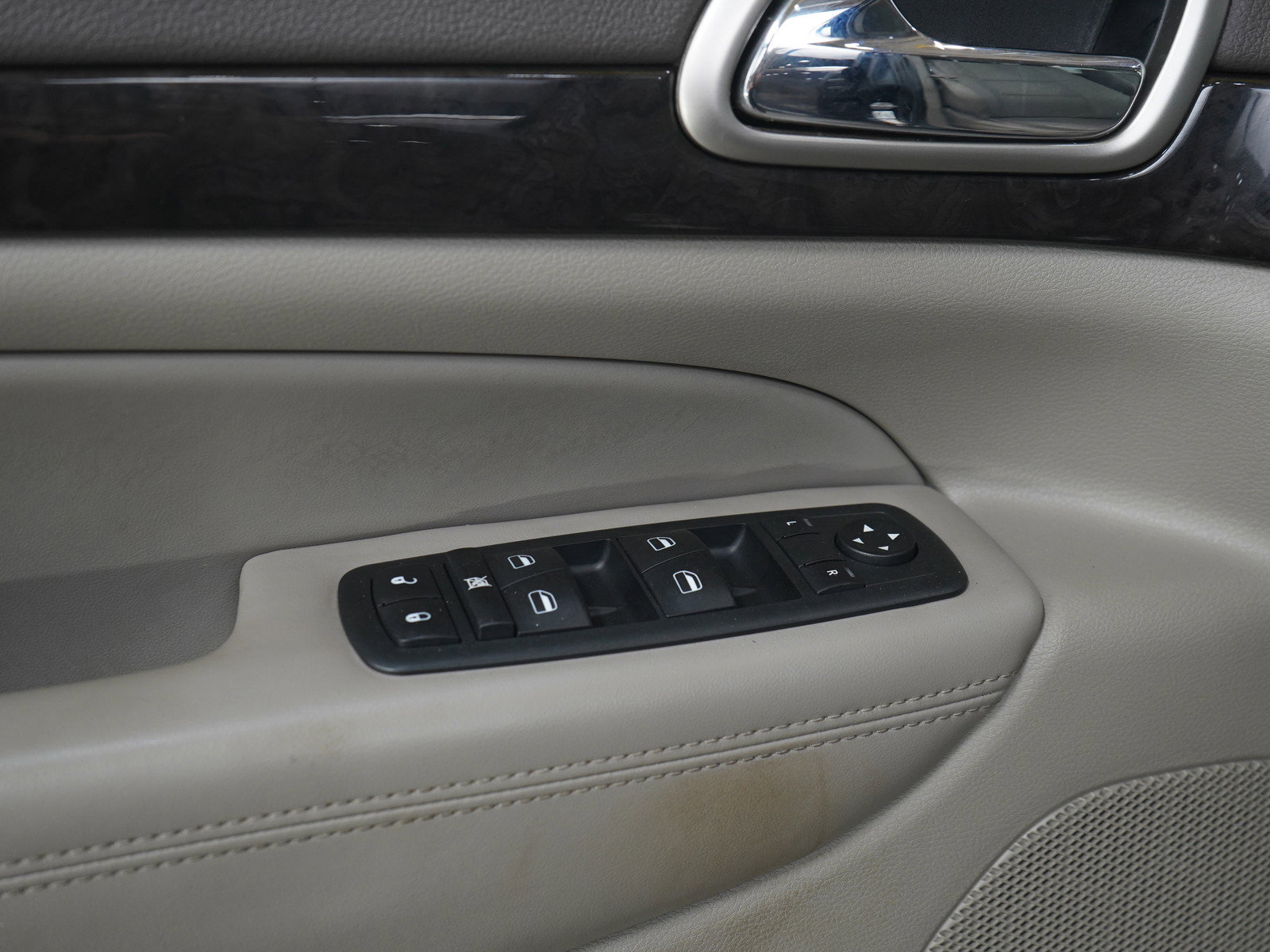 Used 2011 Jeep Grand Cherokee Laredo AWD/4WD image 19