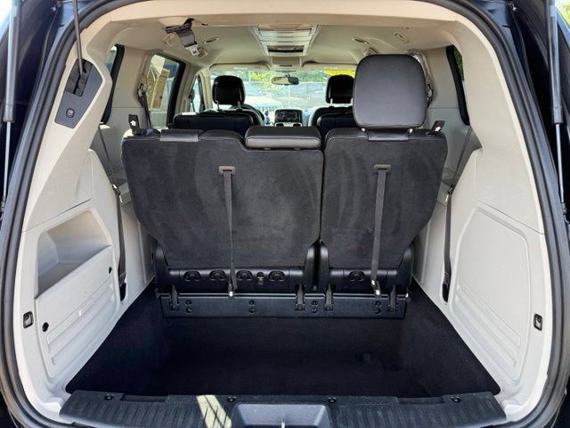 Certified 2016 Chrysler Town & Country Touring FWD image 28