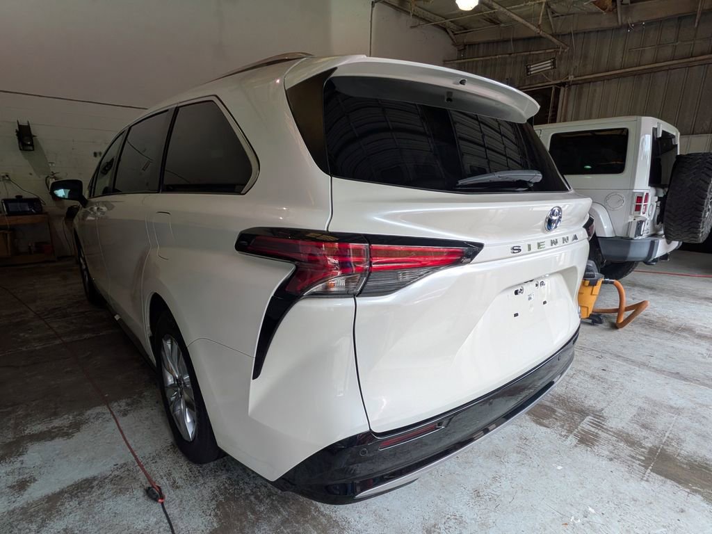 Used 2021 Toyota Sienna Limited image 4