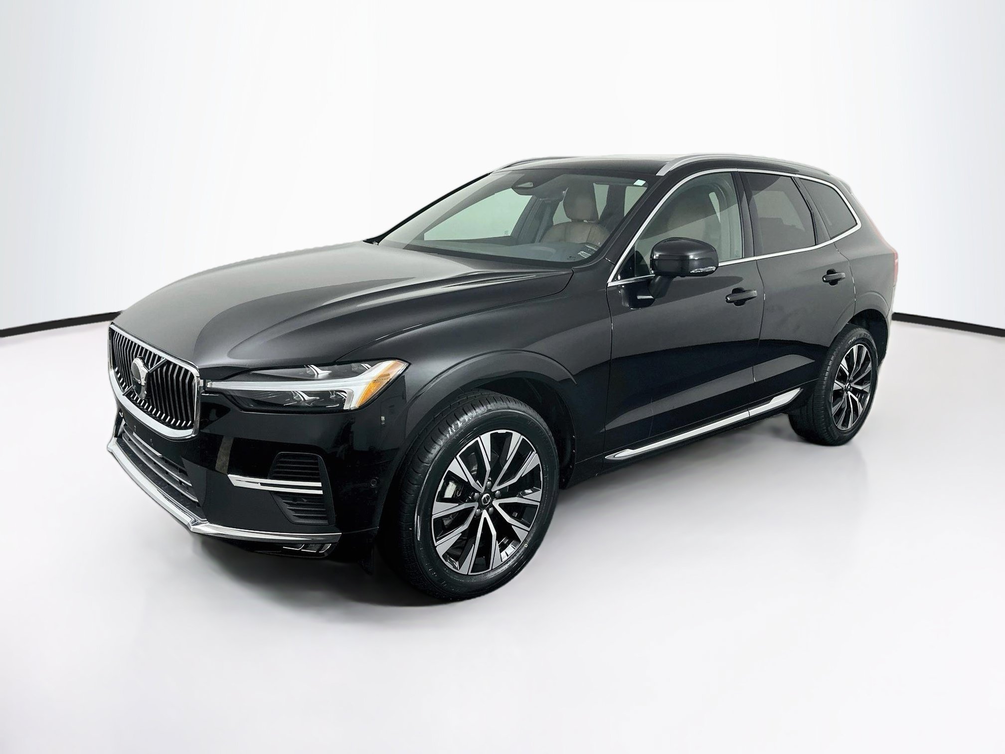 Used 2023 Volvo XC60 B5 Plus FWD image 3