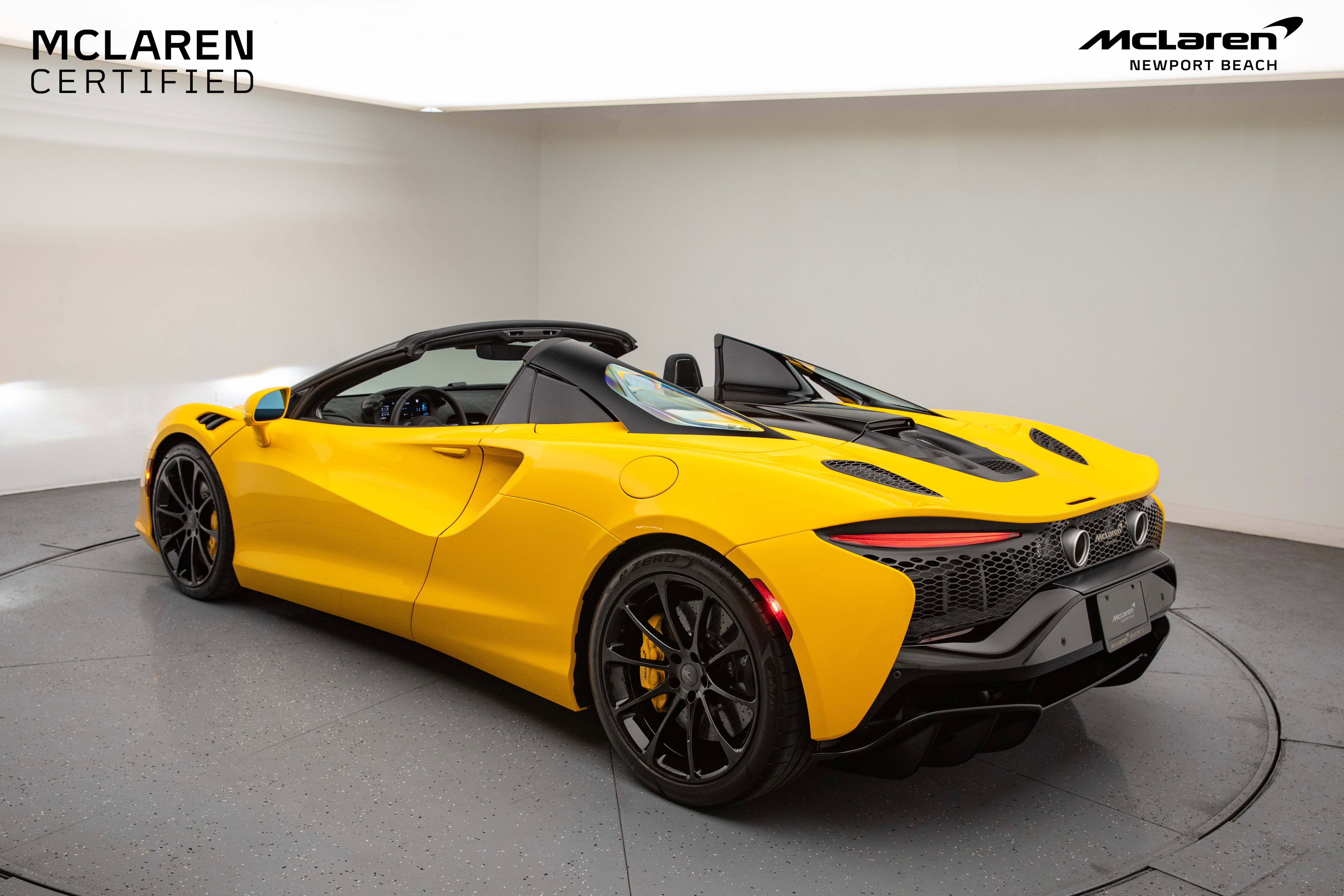 Used 2025 McLaren Artura Spider image 12