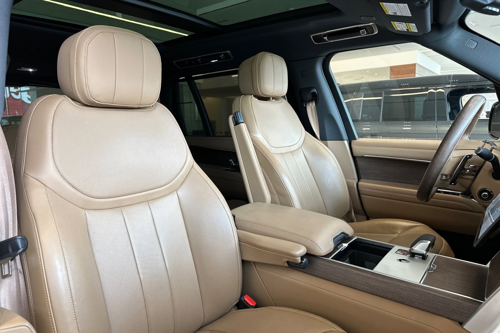 Certified 2025 Land Rover Range Rover Long Wheelbase SE image 31