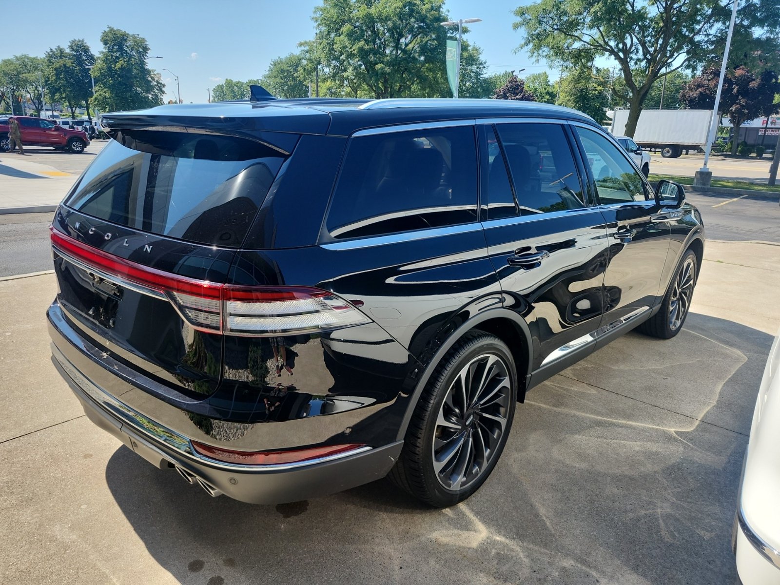 Used 2021 Lincoln Aviator Reserve w/ Equipment Group 202A AWD/4WD image 2