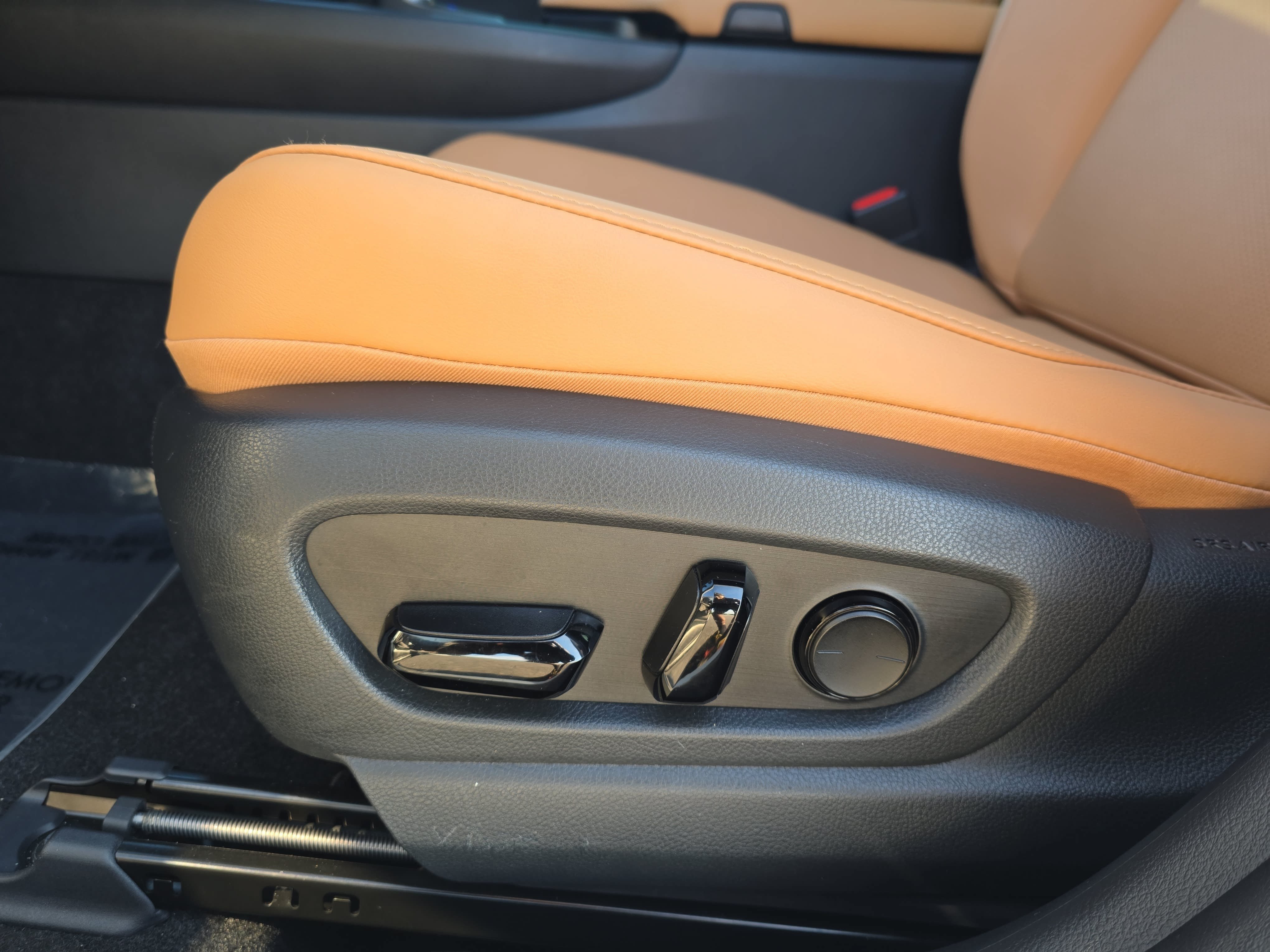Used 2025 Lexus UX 300h FWD w/ Accessory Package (Z1) image 29