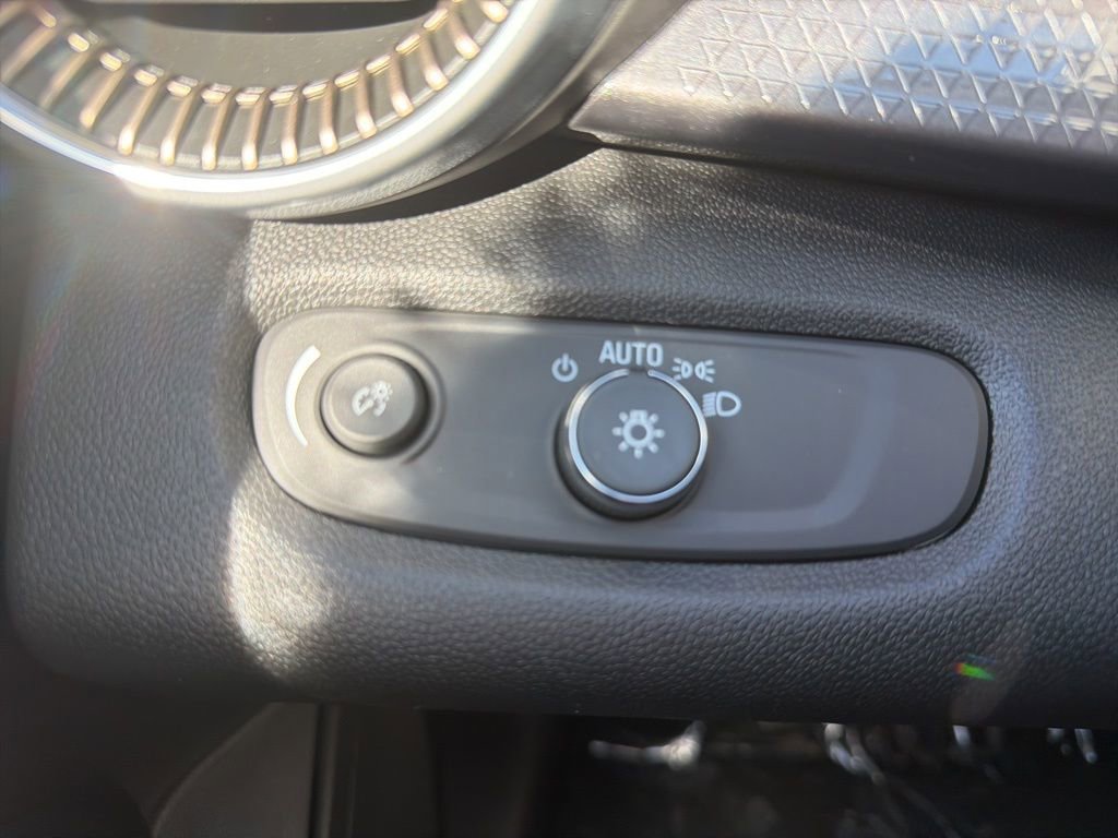 New 2026 Chevrolet Trax ACTIV w/ Sunroof Package FWD image 17