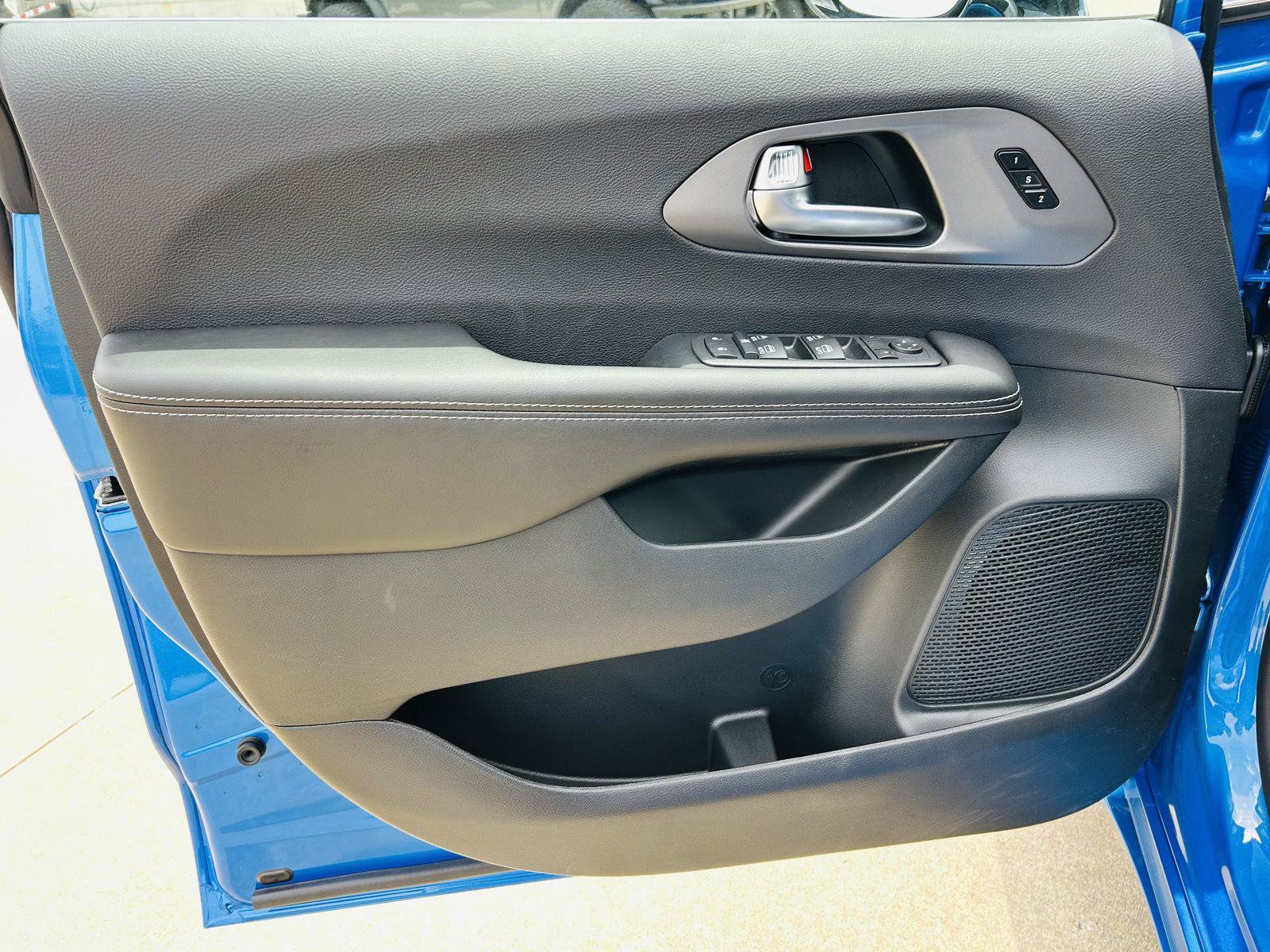 New 2027 Chrysler Pacifica Select FWD image 12
