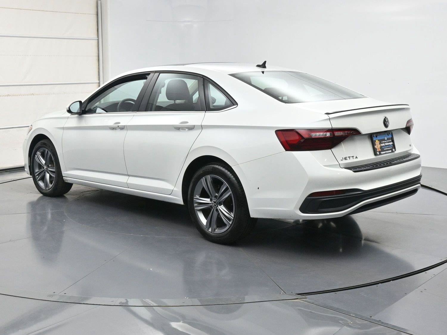Used 2023 Volkswagen Jetta SE w/ Panoramic Sunroof Package FWD image 23