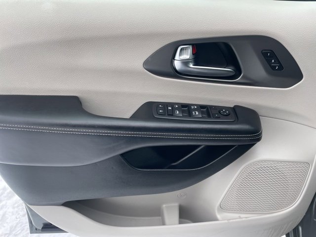 Used 2022 Chrysler Pacifica Touring-L image 19