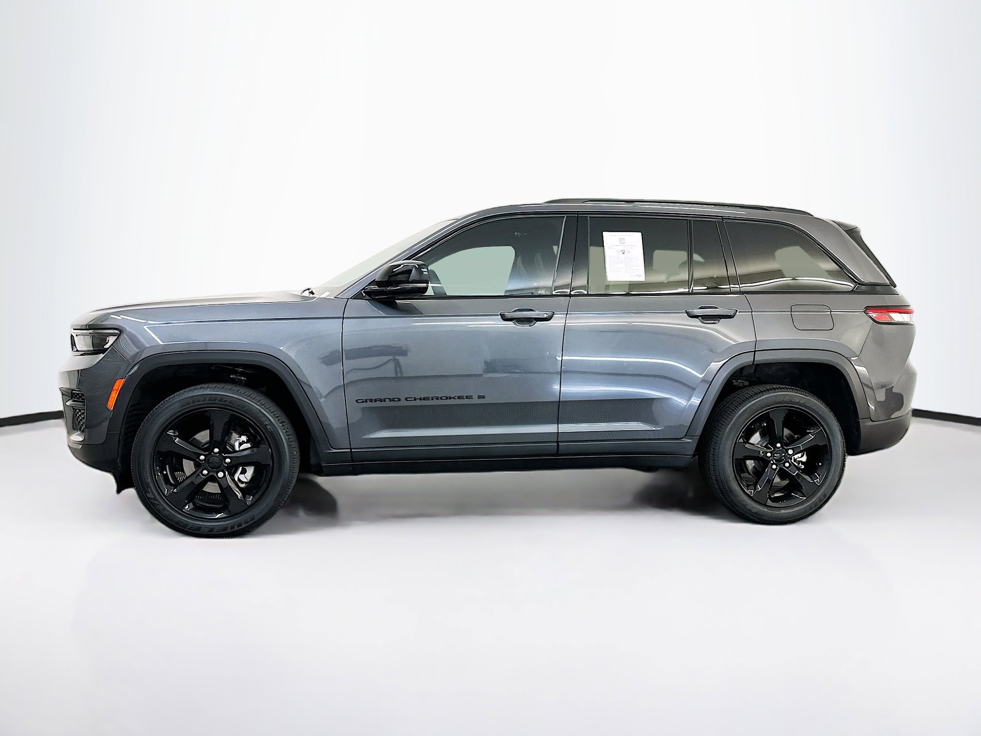 Used 2023 Jeep Grand Cherokee Altitude AWD/4WD image 4
