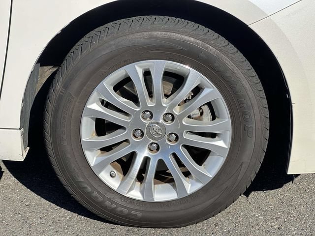 Used 2015 Toyota Sienna XLE Premium FWD image 3