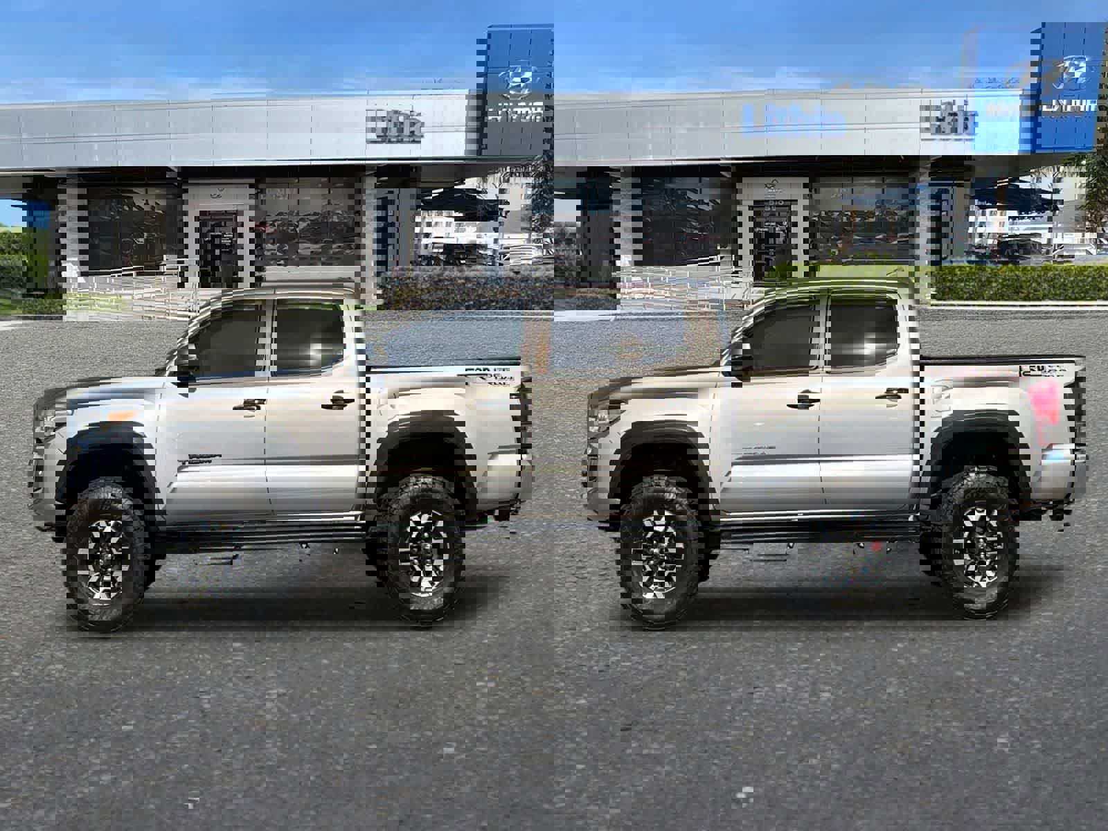 Used 2017 Toyota Tacoma TRD Off-Road w/ Tow Package image 6