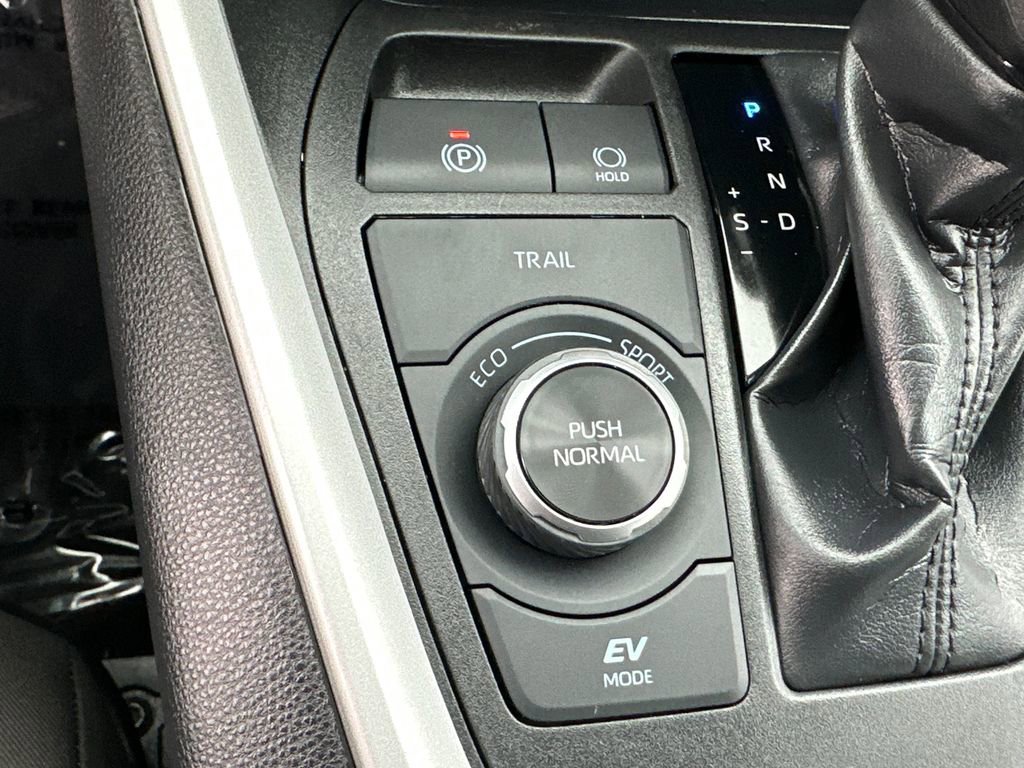 Certified 2025 Toyota RAV4 XLE image 33