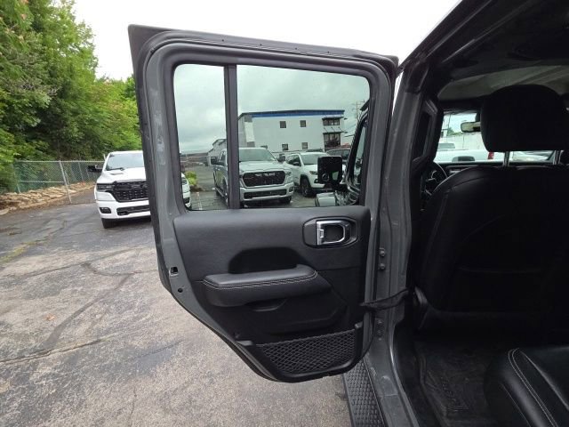 Used 2018 Jeep Wrangler Unlimited Sahara AWD/4WD image 27