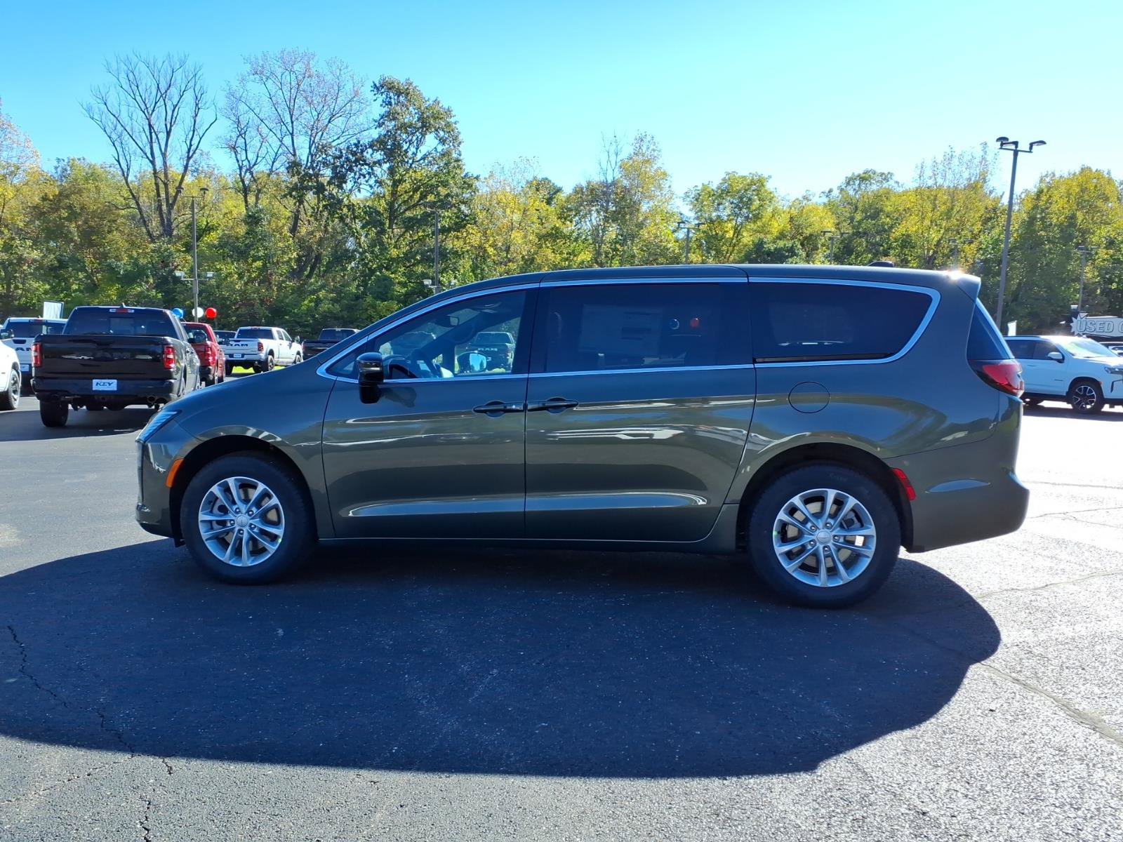 New 2027 Chrysler Pacifica Select AWD/4WD image 4