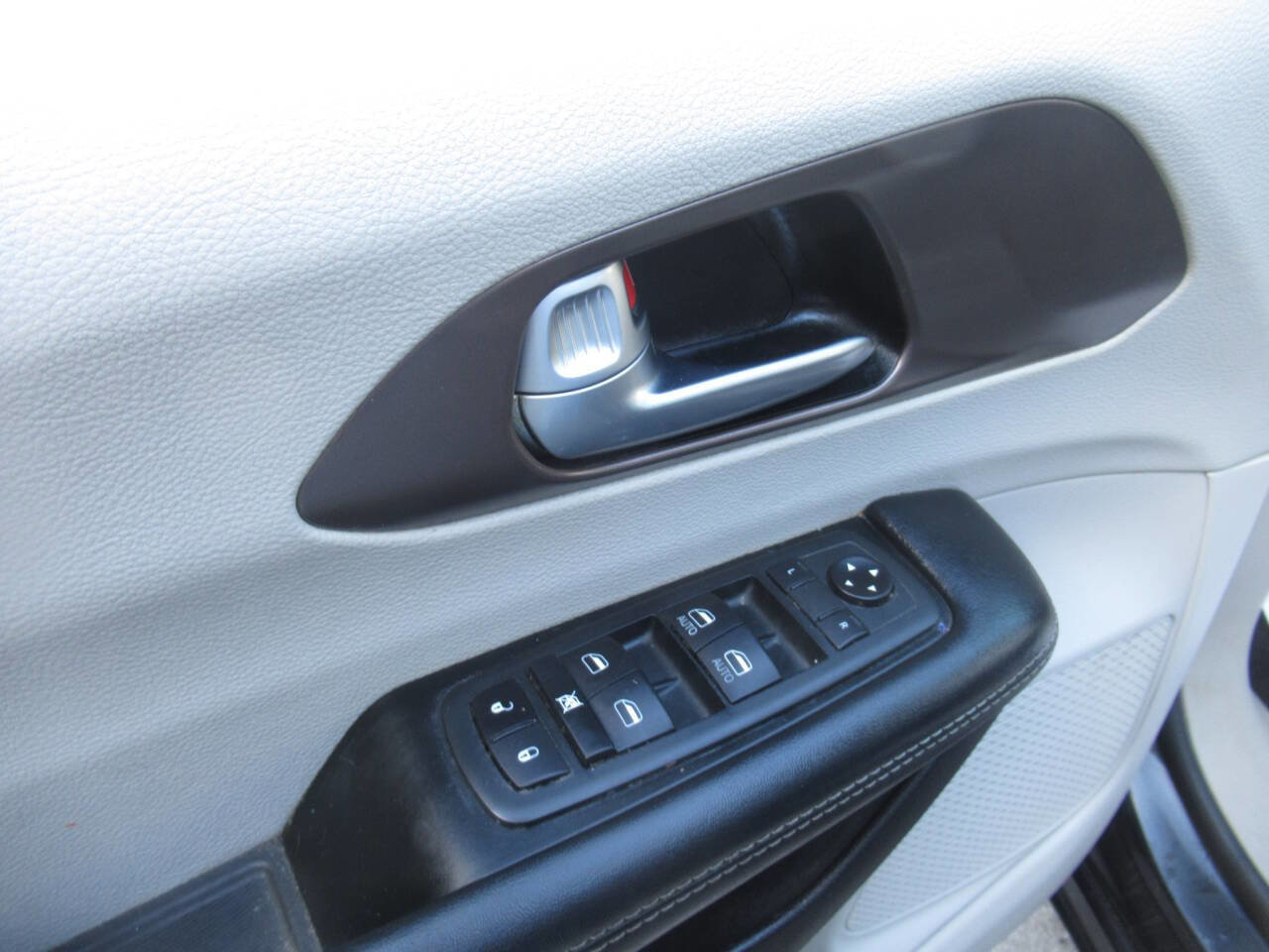 Used 2020 Chrysler Voyager Lxi image 18