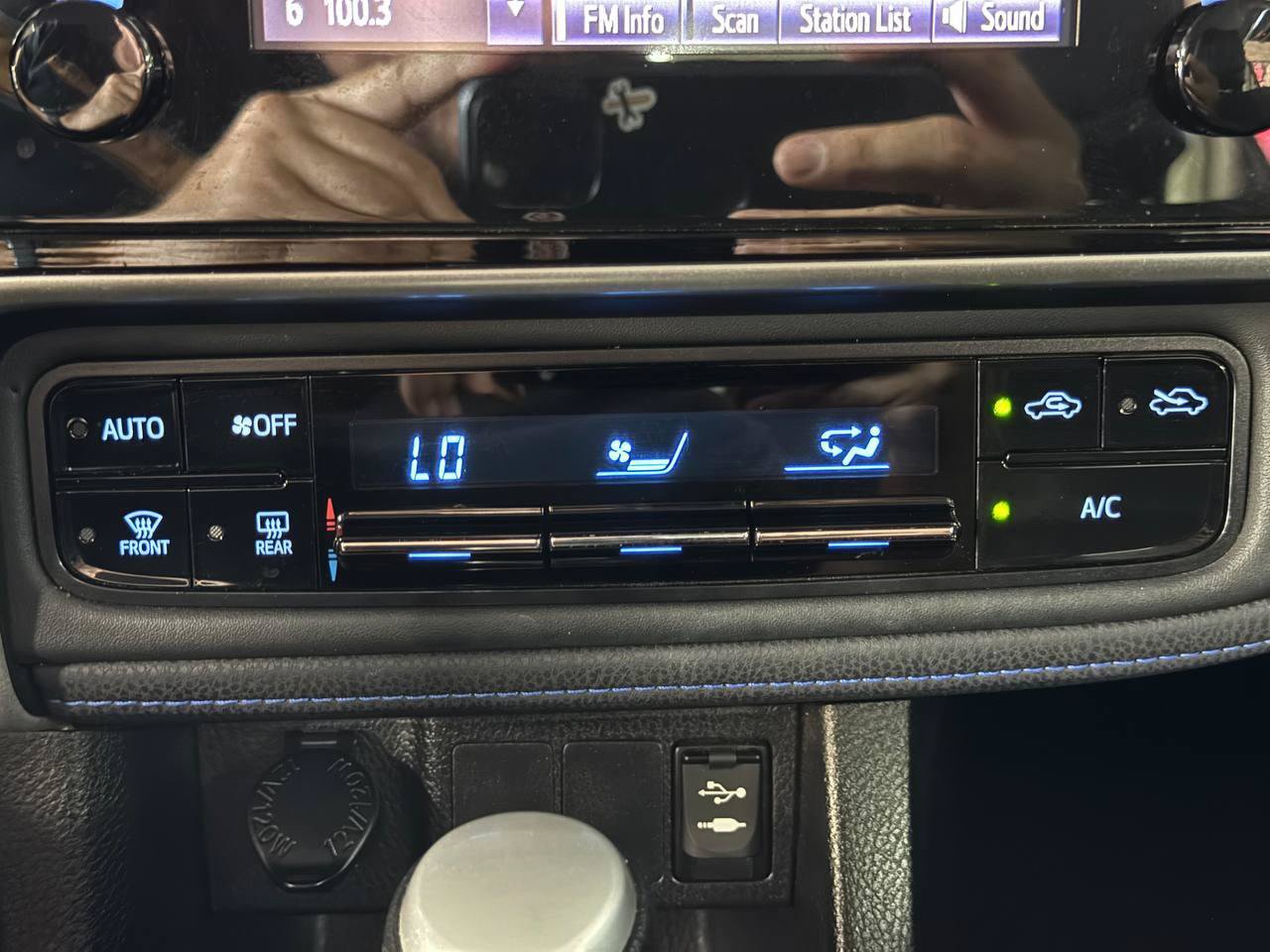 Used 2017 Toyota Corolla SE FWD image 24