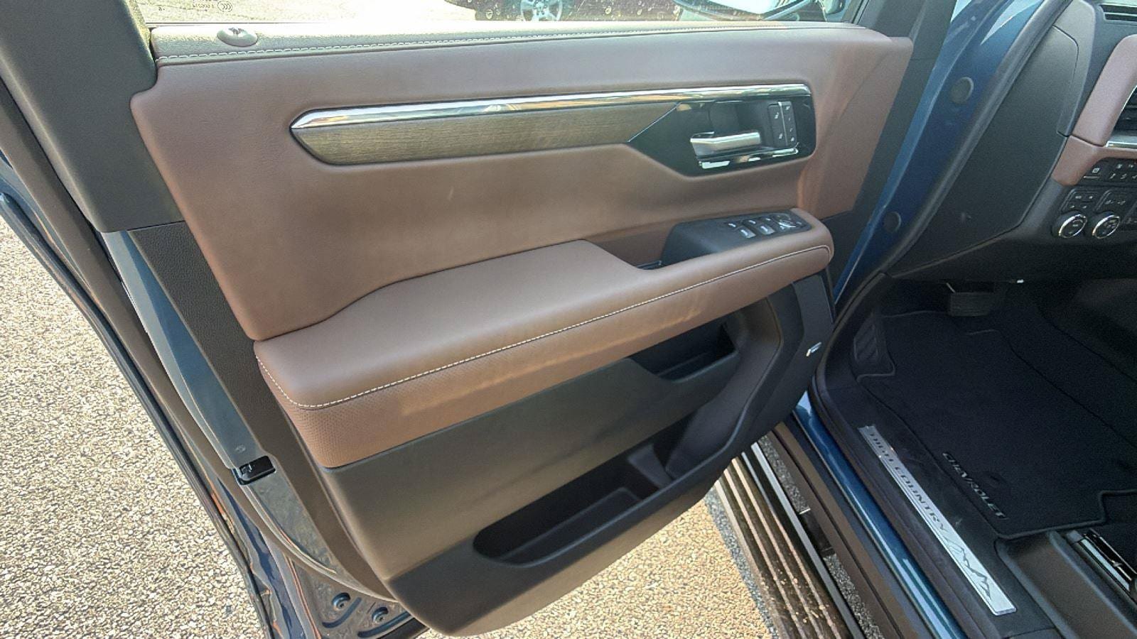 New 2026 Chevrolet Suburban High Country AWD/4WD image 15