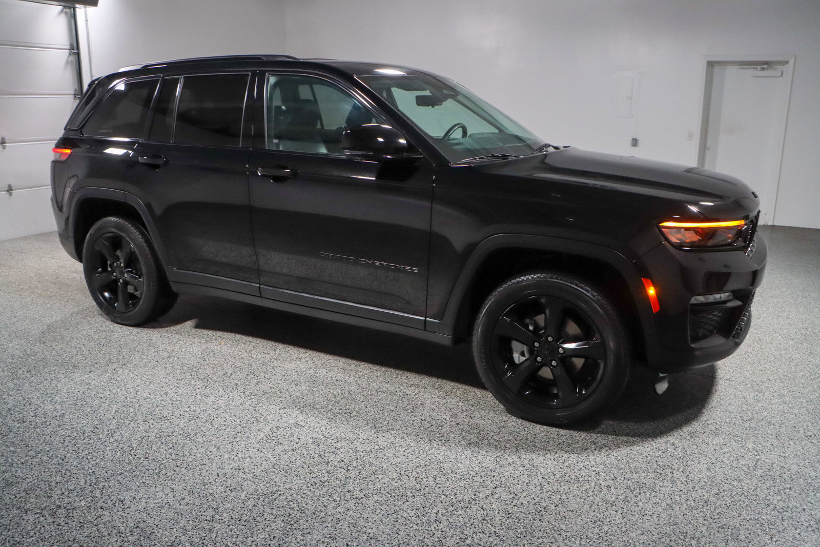 Used 2023 Jeep Grand Cherokee Limited w/ Luxury Tech Group II image 6