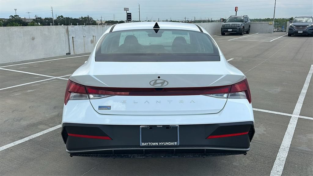 Used 2026 Hyundai Elantra SE FWD image 11