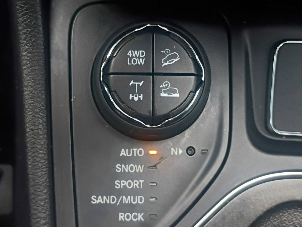 Used 2020 Jeep Cherokee Trailhawk image 10