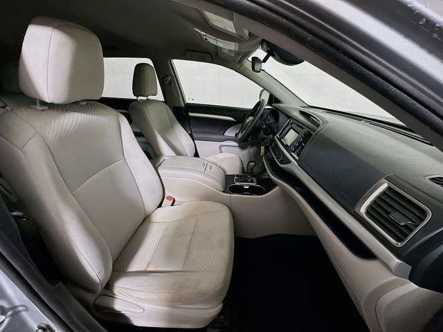 Used 2019 Toyota Highlander LE image 28