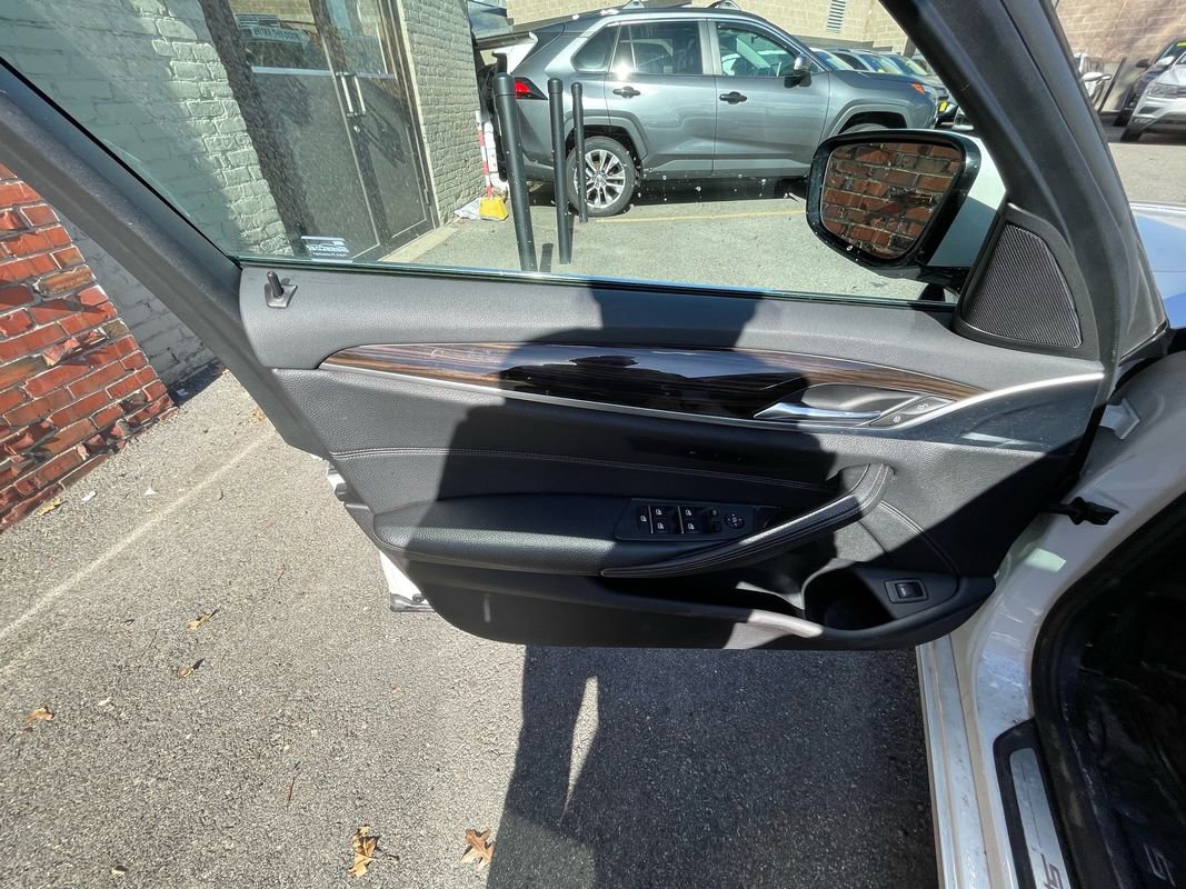 Used 2018 BMW 530i xDrive image 9