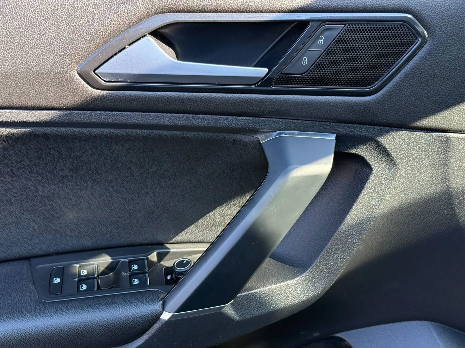 Used 2018 Volkswagen Tiguan SE image 19