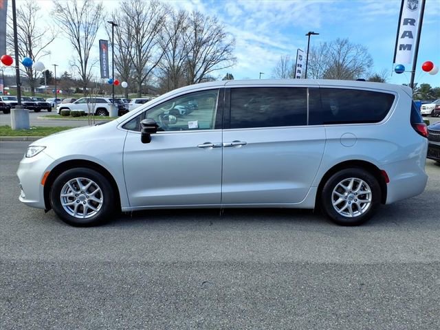 Used 2024 Chrysler Pacifica Touring-L image 7