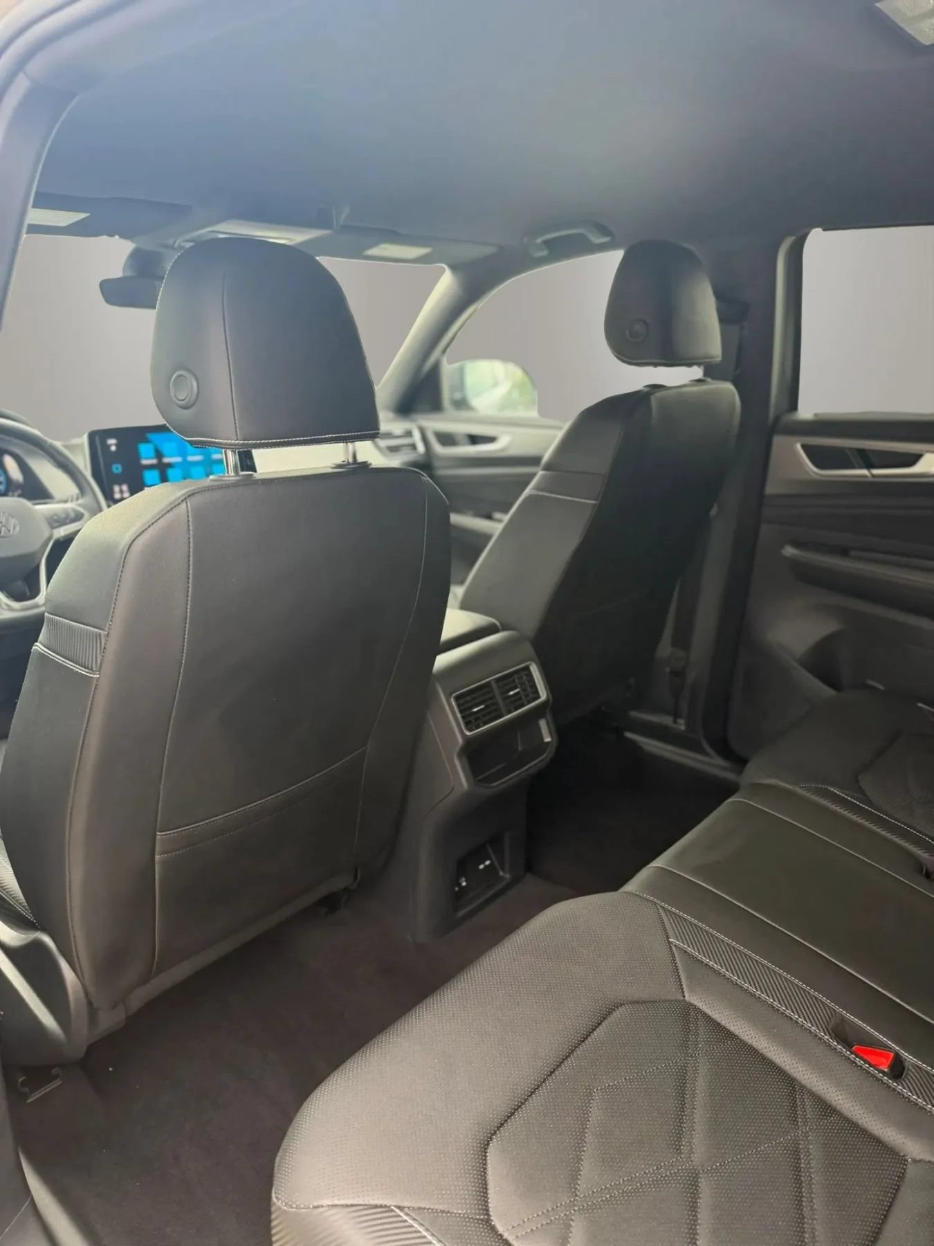 Used 2025 Volkswagen Atlas Cross Sport SE AWD/4WD image 17