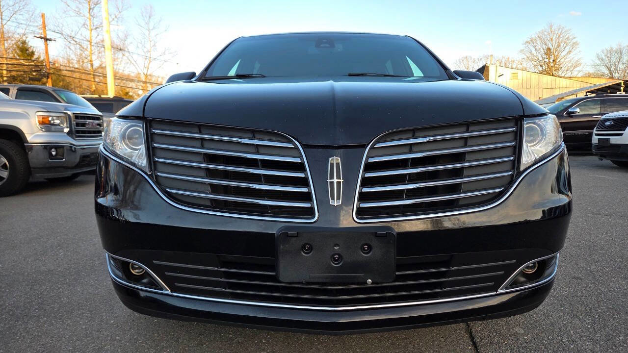 Used 2019 Lincoln MKT AWD image 3