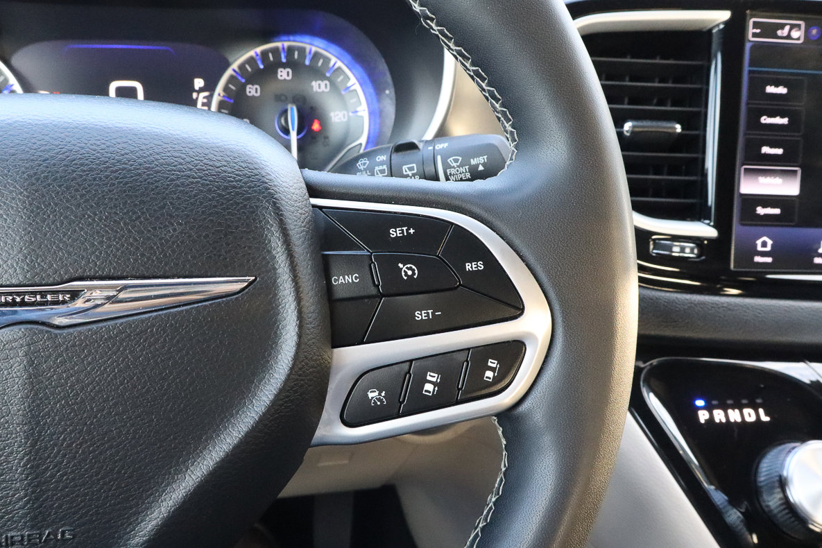 Used 2023 Chrysler Pacifica Touring-L image 28