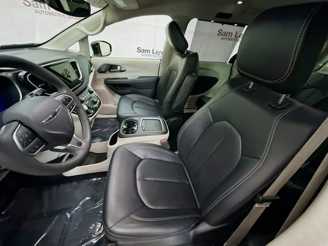 Used 2024 Chrysler Pacifica Touring-L image 19