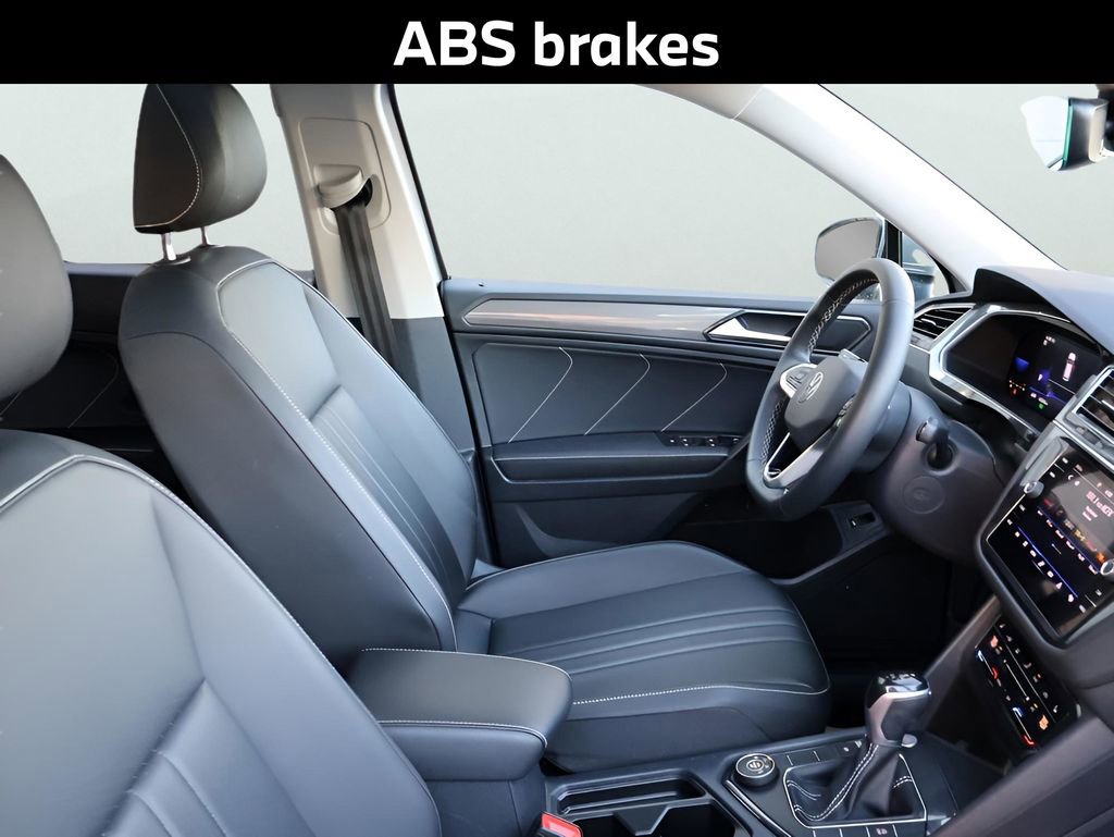 Used 2022 Volkswagen Tiguan SE w/ Panoramic Sunroof Package image 12