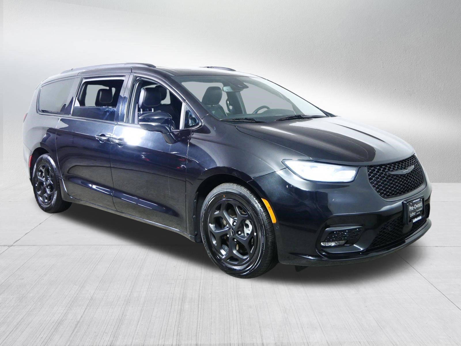 Used 2024 Chrysler Pacifica Premium FWD image 1