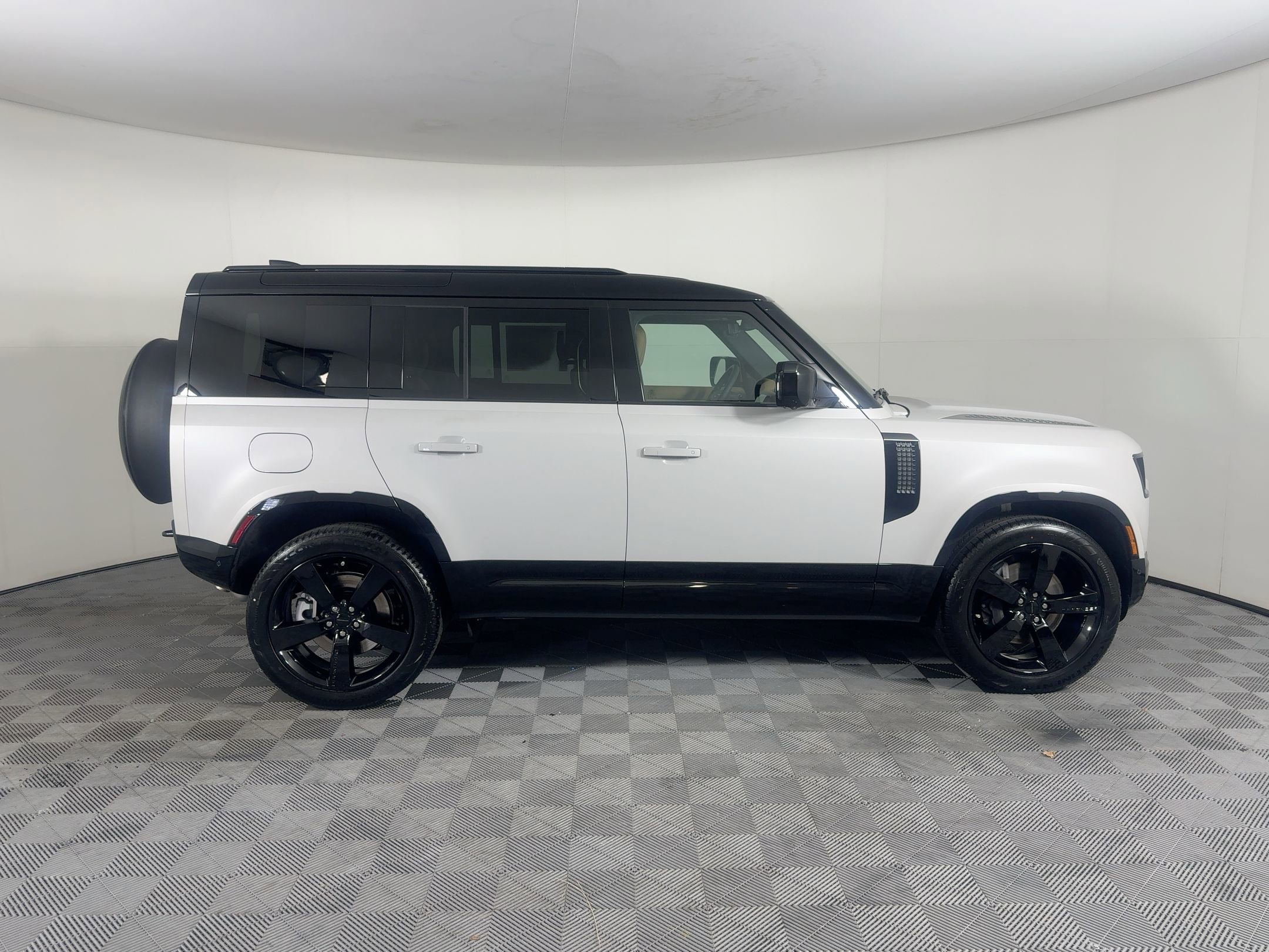 New 2026 Land Rover Defender 110 X-Dynamic SE image 9
