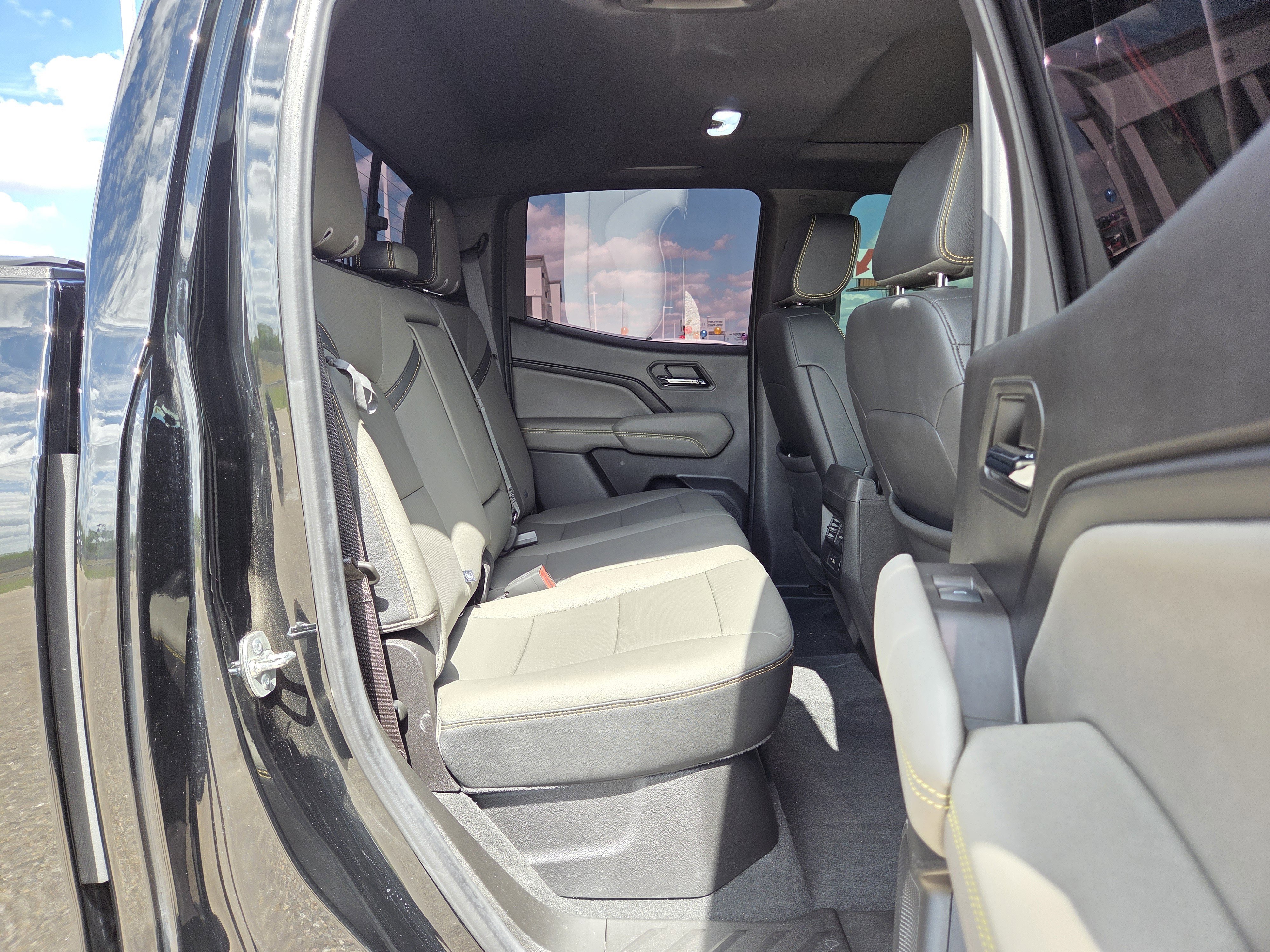 Used 2024 Chevrolet Colorado ZR2 w/ ZR2 Convenience Package III image 17