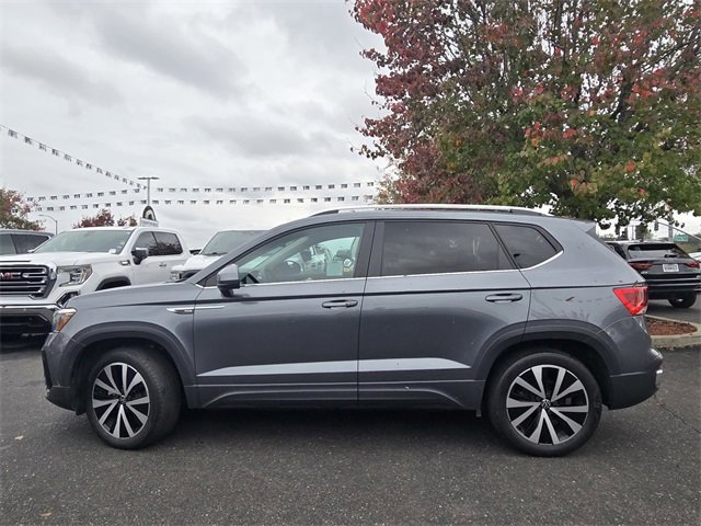 Used 2022 Volkswagen Taos SE w/ Panoramic Sunroof Package image 7